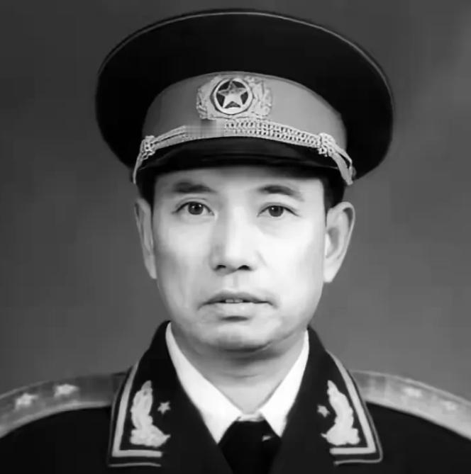 1979年5月，新疆军区司令员吴克华的车队拐过奎屯兵站，他突然指着远处山尖上的小