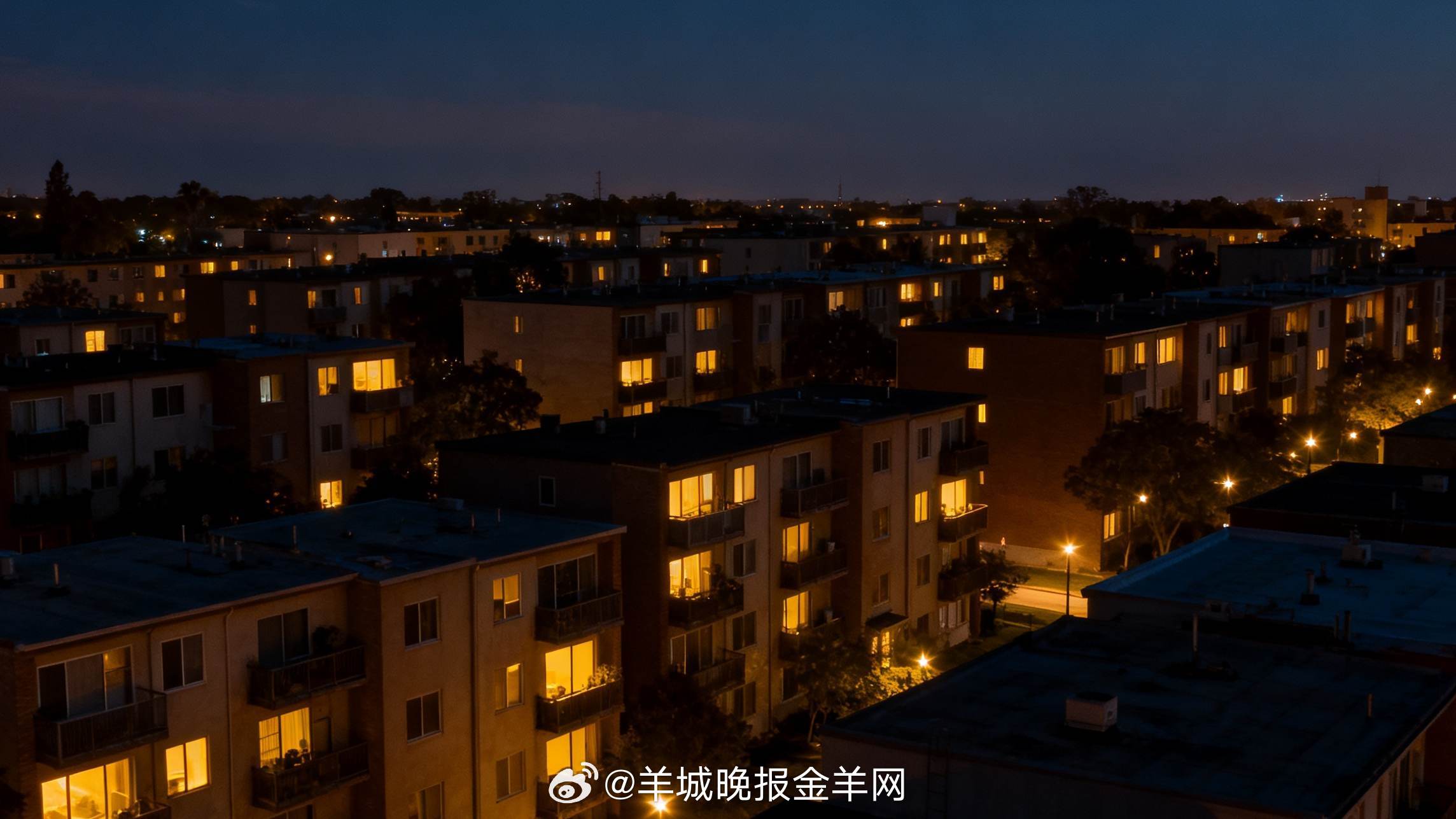 #晚安#家家户户的灯一盏接一盏地关掉，像星星陆续落回地面。夜真正的安静，从最后一