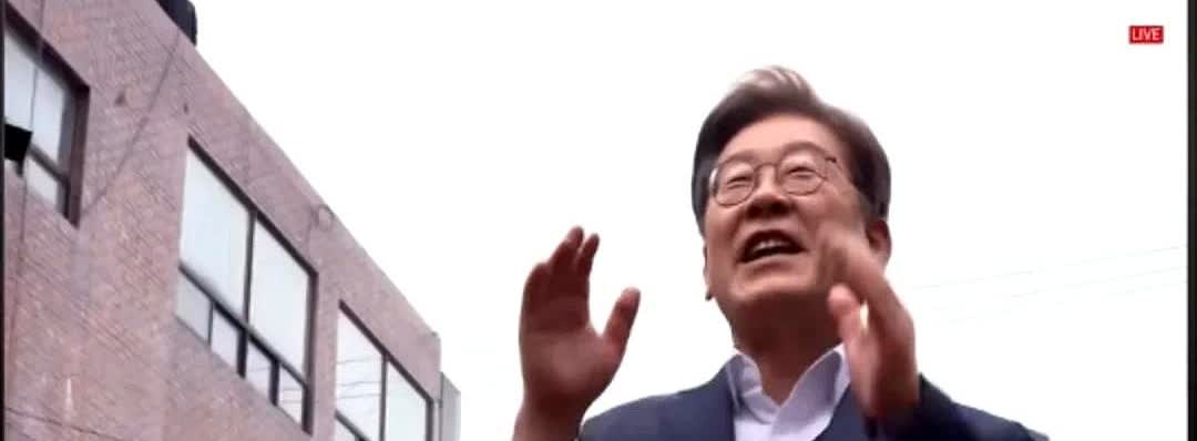 李在明的嘴角一天比一天翘得更高了，把孩子一抱，要说演技啊，所有的韩国演员在他面前