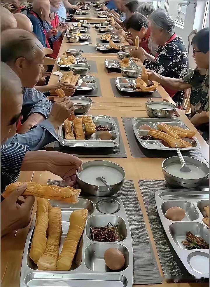 养老院的早饭，看到这个画面你有什么想说的话吗
