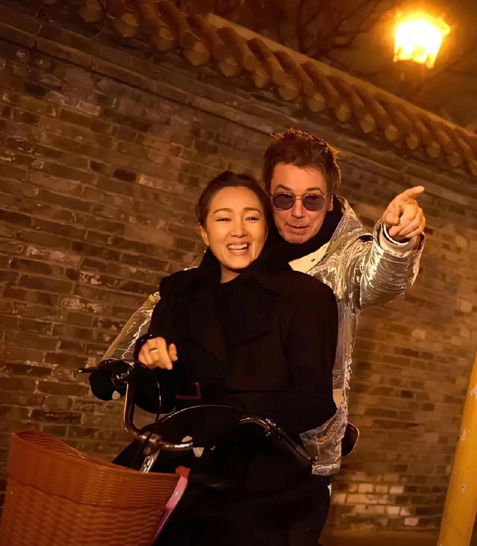 60岁巩俐和77岁老公，一点也看不出年龄差。