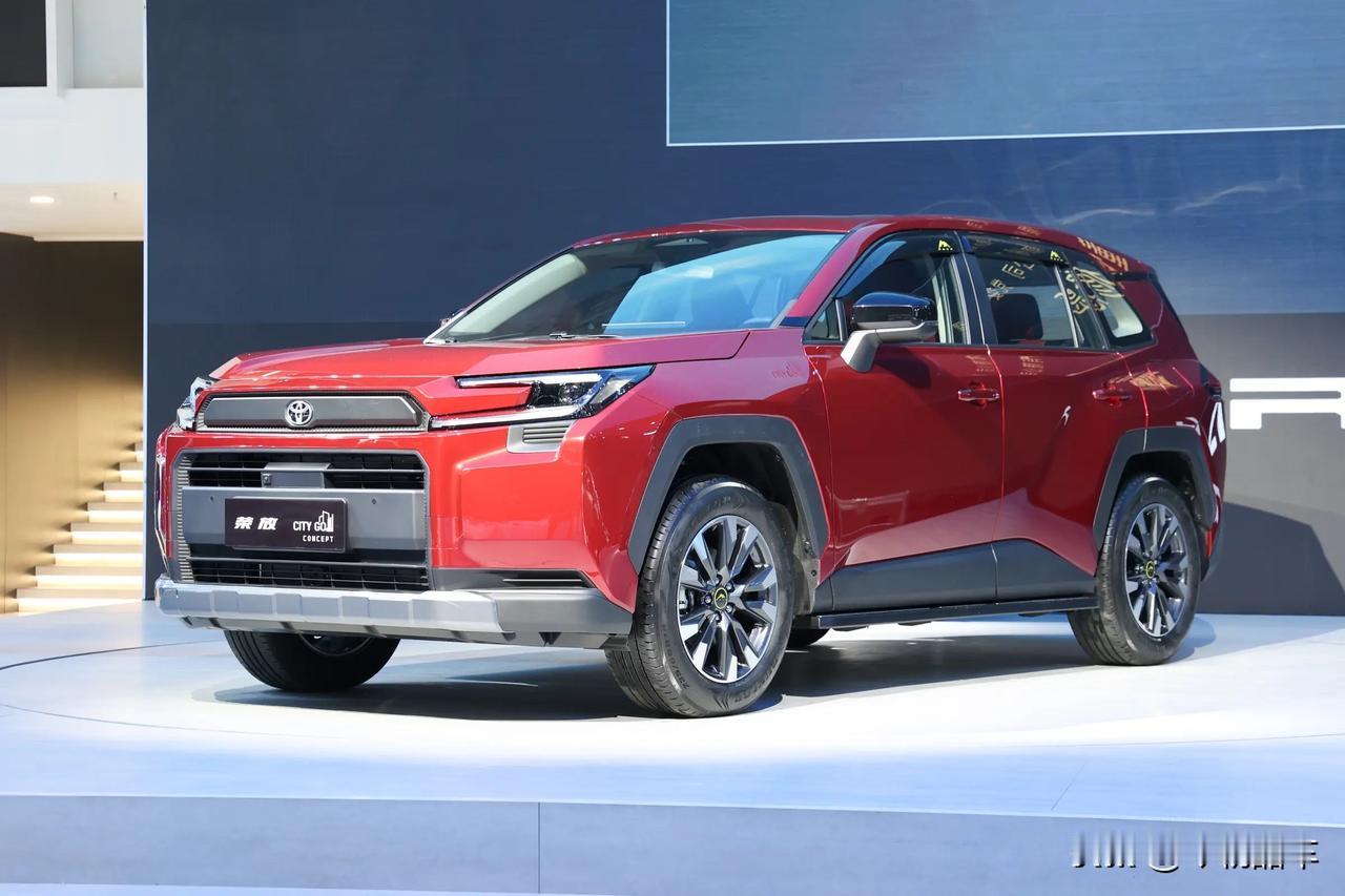 丰田荣放这改款操作真让人摸不着头脑。别家车越改款尺寸越大，它倒好。就拿工信部申报