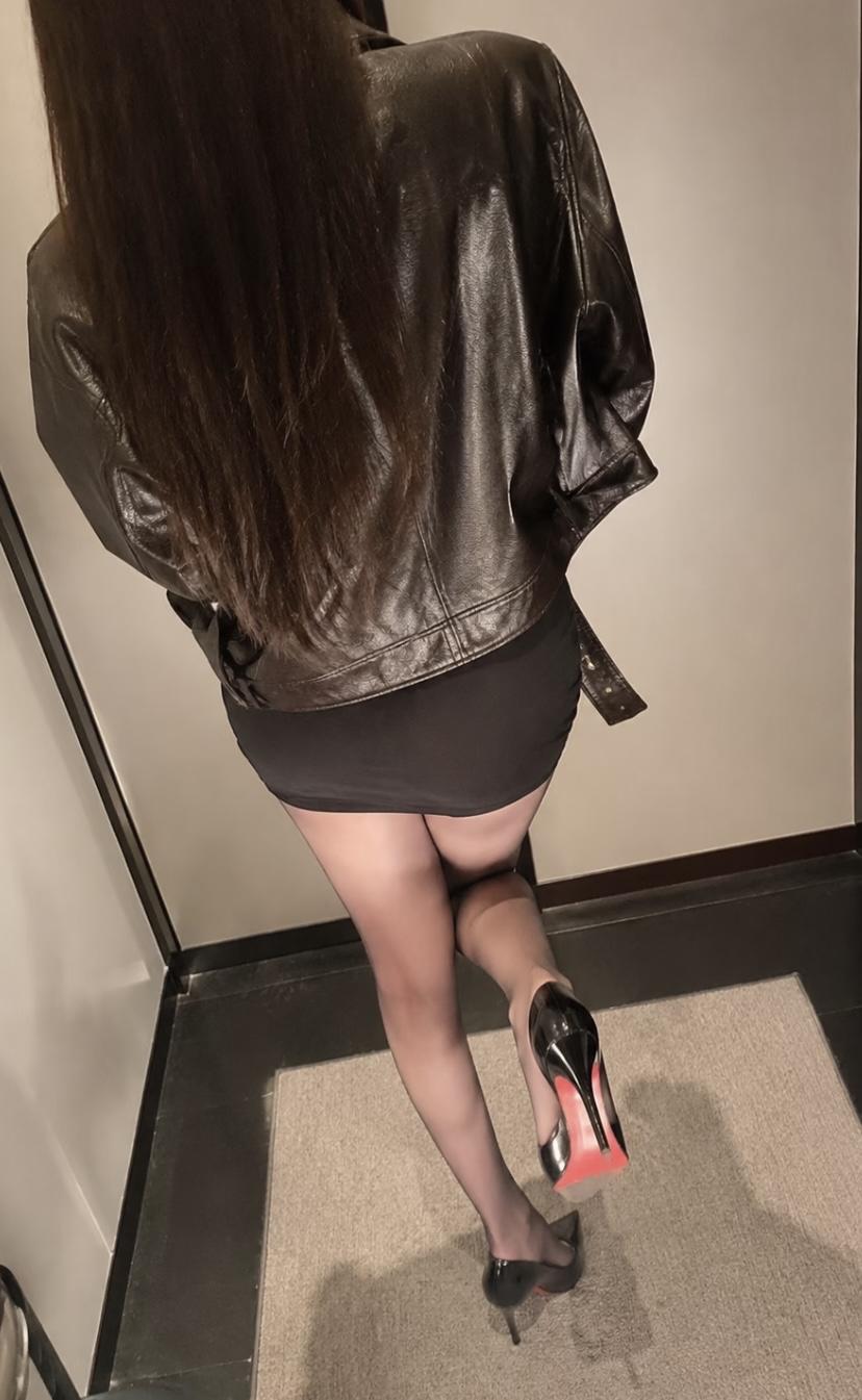 新买的皮衣，大家觉得好看吗？女性时尚皮衣皮衣自拍女士修身皮衣