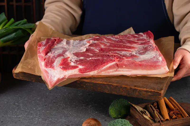 幼儿园突击通知：明早每个孩子带3斤五花肉！家长群瞬间沸腾“各位家长，明天请让