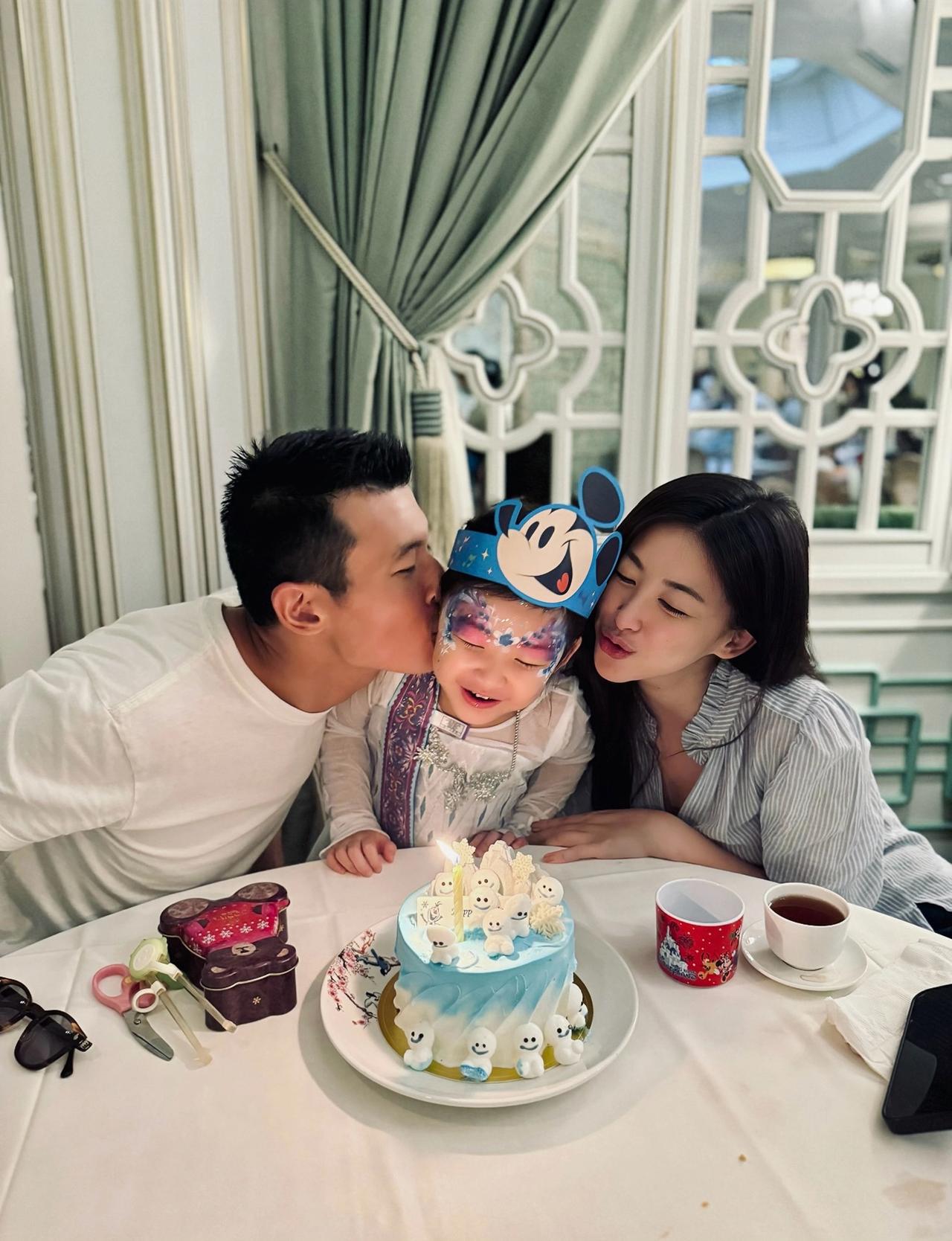 8月31日，朱珠晒出为女儿庆4岁生日照，一家三口到香港迪士尼游玩的画面。朱珠