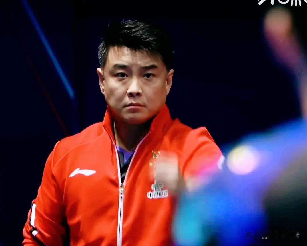说句可能挨骂的话，这次王皓确实更敢赌。梁靖崑前面打得磕磕绊绊，输球、被骂、被