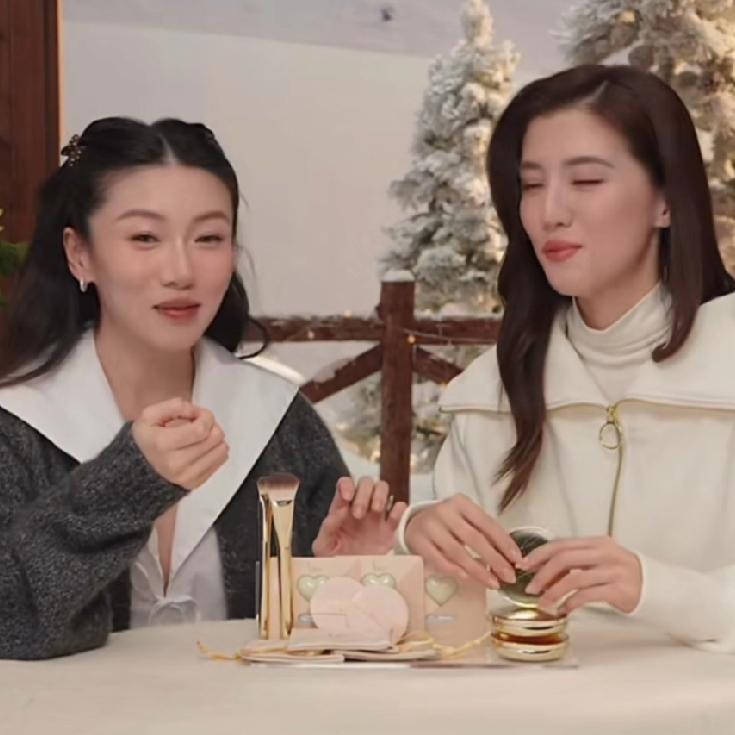 吴千语和程晓玥的直播间销售额破亿的瞬间，程晓玥开心的手舞足蹈，表情夸张，一点