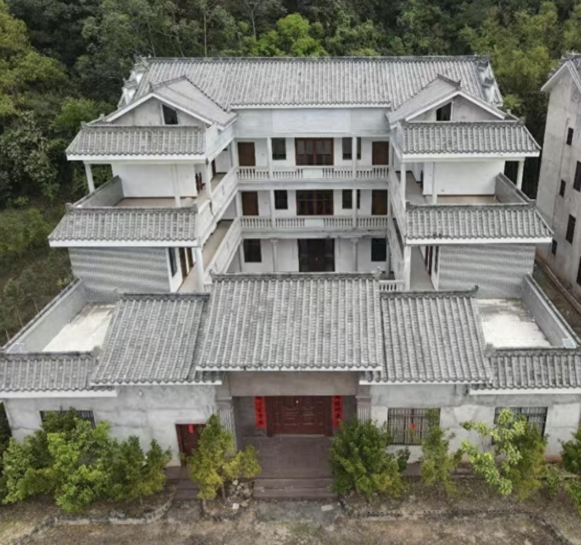 广西玉林，村民看到村里有两幢豪宅建在树林河流之间，疑似违法占地建设，遂对豪宅进行