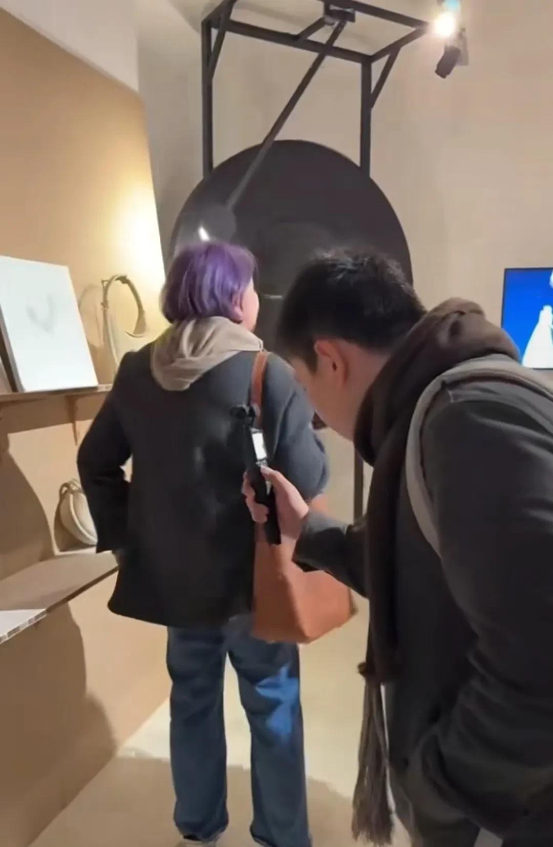 洪晃内心真是强大啊，名媛，时尚达人，名门闺秀，珠宝鉴定师，她头衔很多，她的外在形