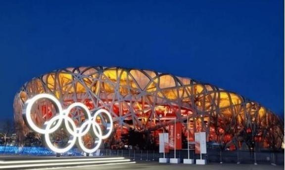 国际奥委会急了，多次想让中国申办奥运会，可中国完全不搭理，主要原因还是西方国家太