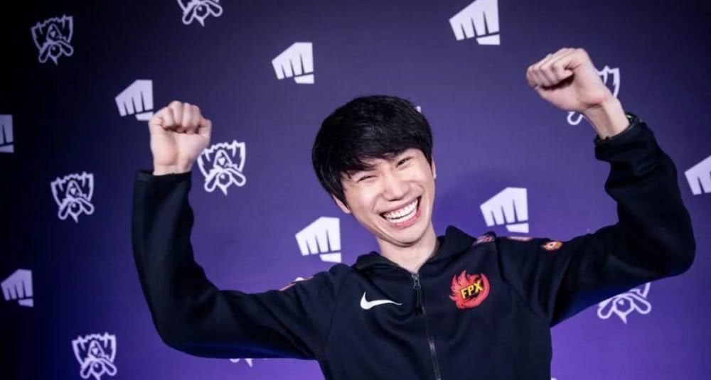 LOL: Faker率老板直播道歉, 小明被RNG战队卡合同, TES经理寻帮助