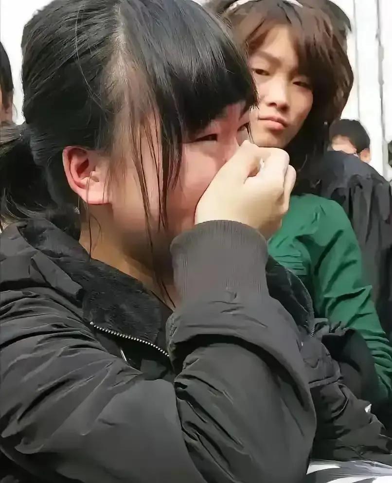 河南一所中学门口，发生了一幕让无数人破防的画面。十七岁的高二女生王恩慧，看到校门口站着的人，脱口而出
