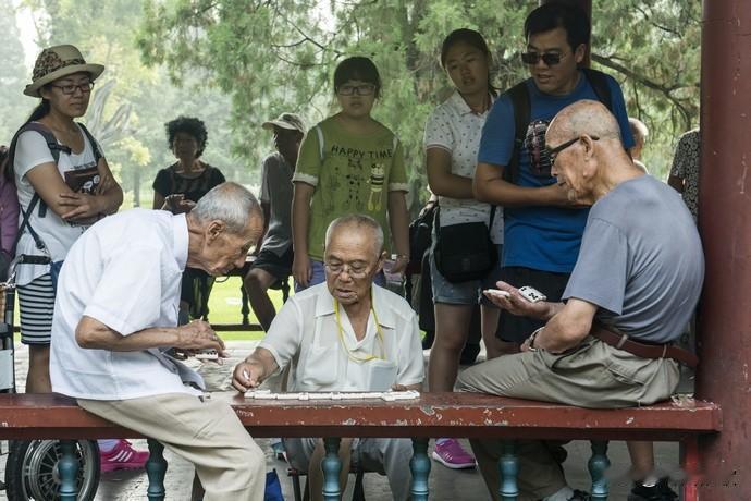 最近听到一种极度不公、歪曲历史的论调：老办法退休老人养老金少，是因为没缴社保、社