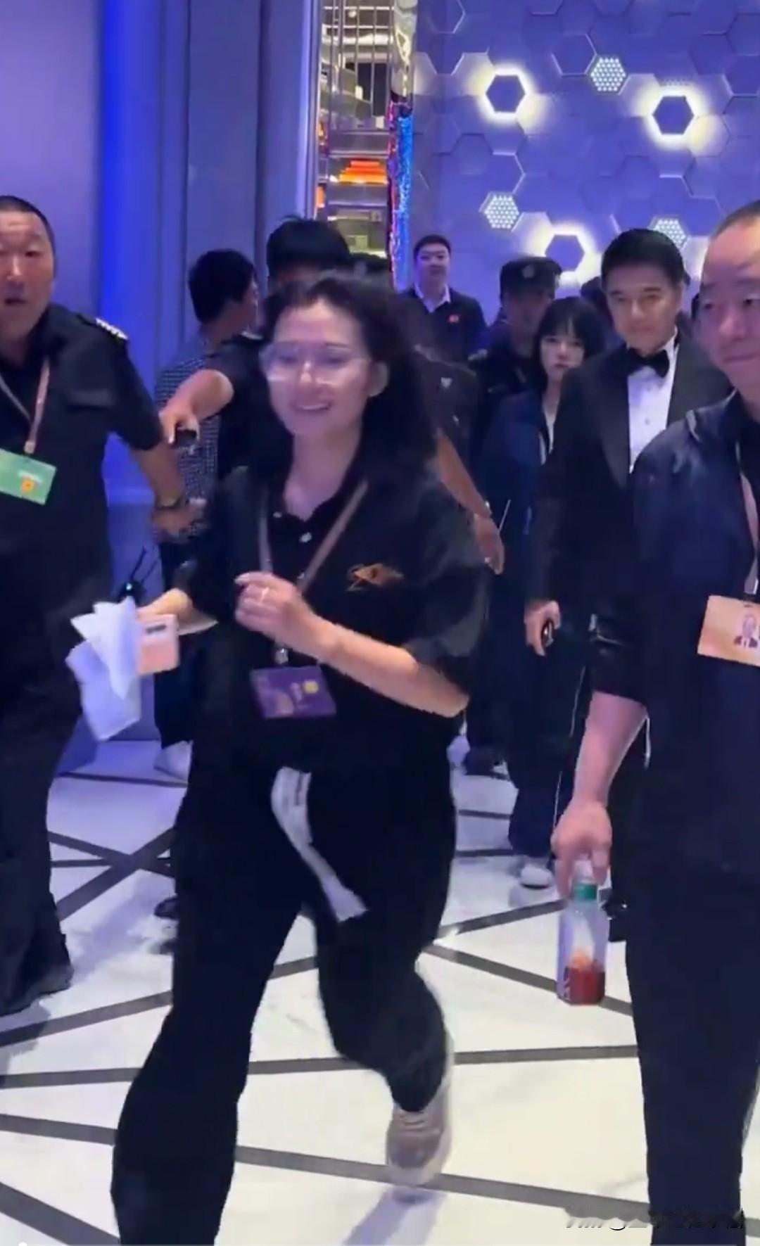 著名演员许亚军来到长春电影节，被众多保安手牵手围在中间，气势磅礴，许亚军一身黑色