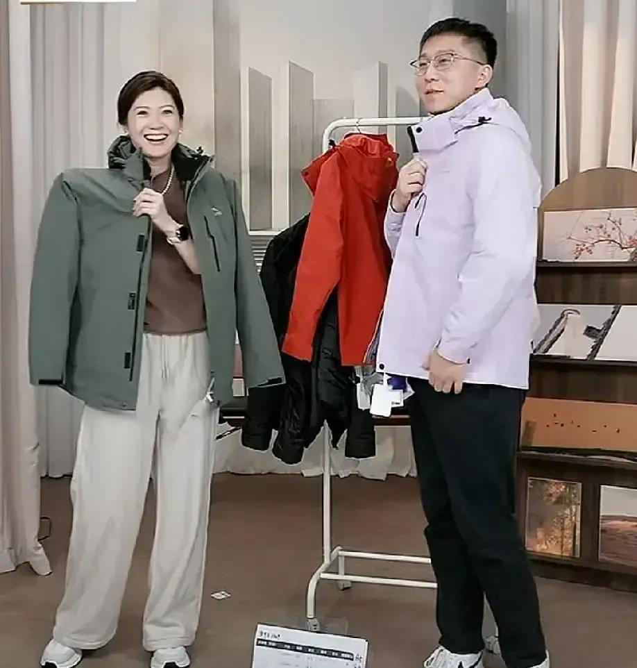 盼盼把裤子翻个面就敢讲版型，我隔着屏幕都替她捏汗。导演一句库存不多，她直接放弃