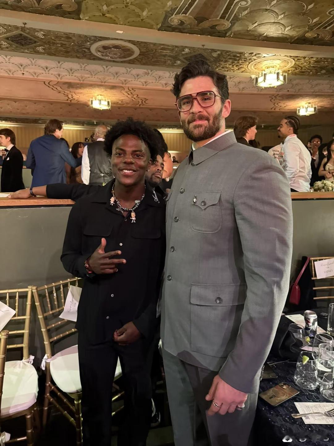 美键政网红穿中山装,越看越红！美国键政圈知名博主哈桑身着在中国定制的中山装参加