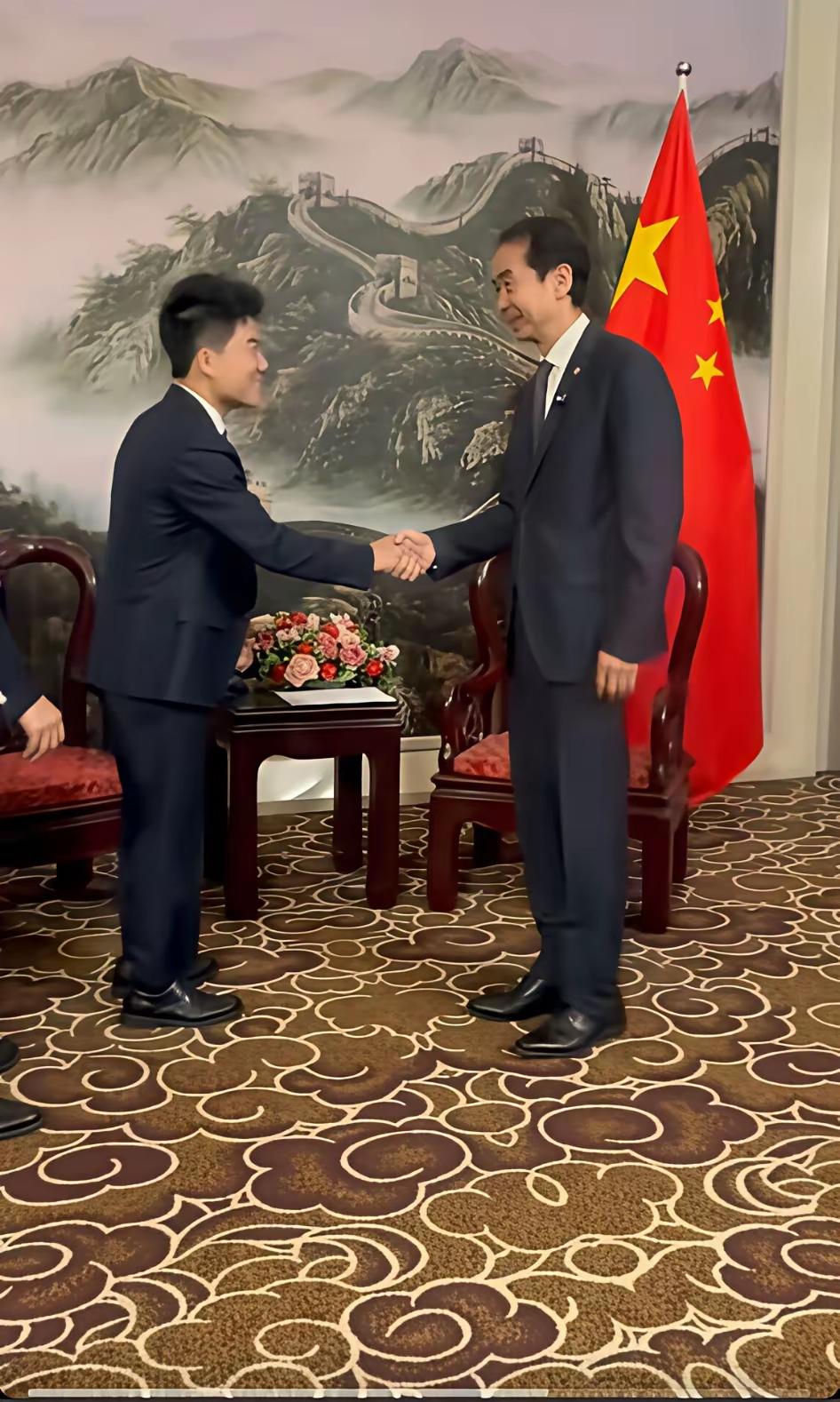宇辉站在越南驻华大使馆门口时，白衬衫熨得笔挺，跟大使握手的姿势不卑不亢——谁能想