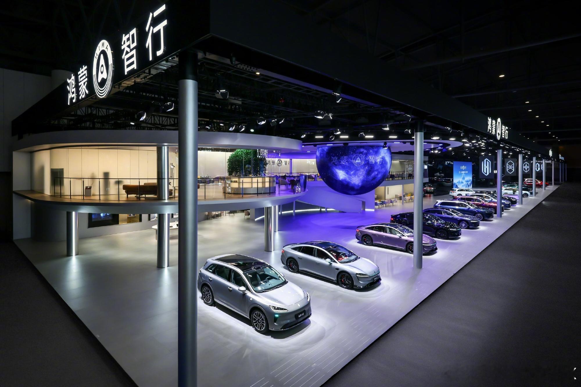 2025成都车展鸿蒙智行成都车展五标齐发第一次，有史以来第一次，鸿蒙智行家族合体