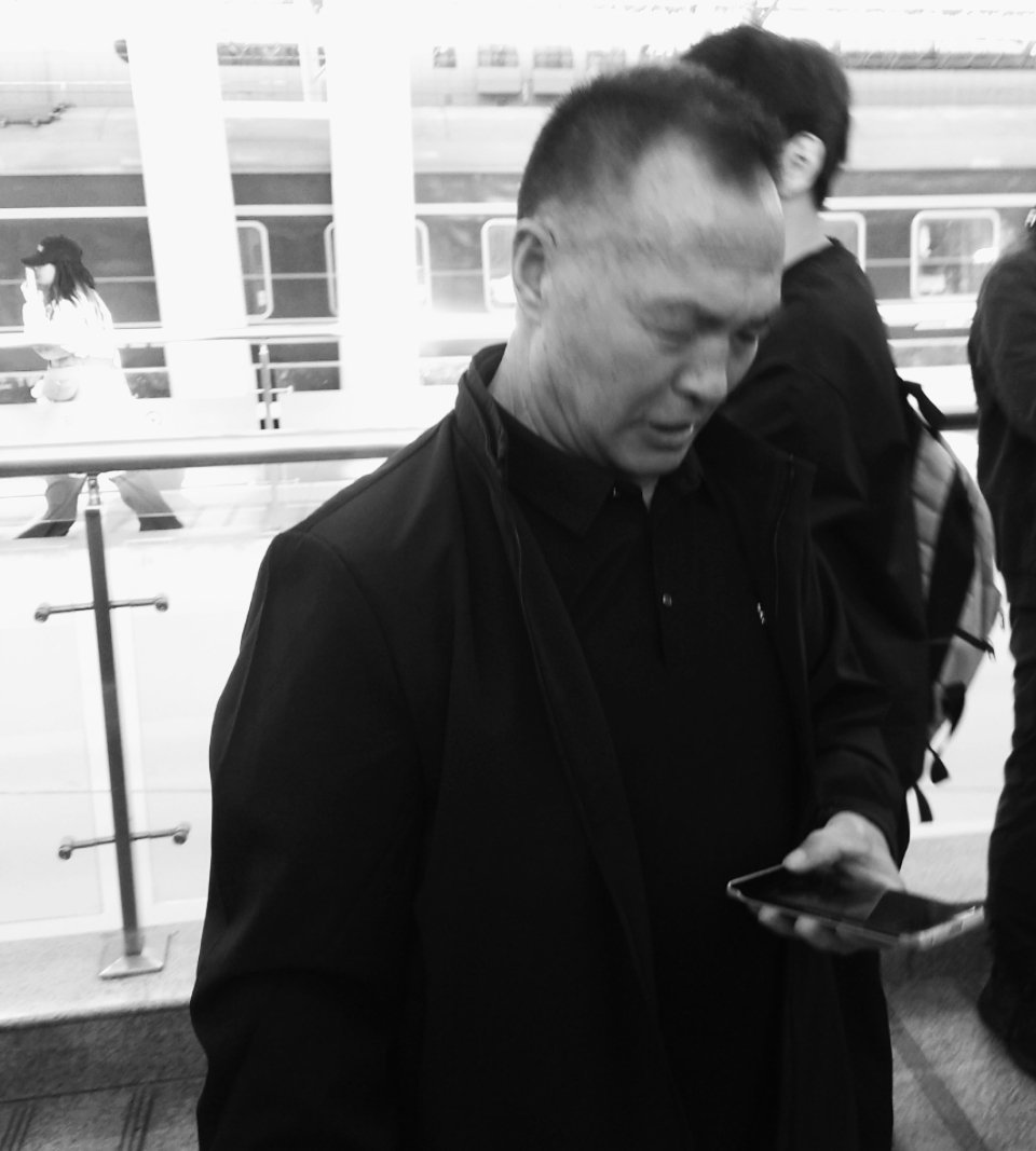 技侦殓财嗜血孤寡十二年凶残贪婪变态流氓团伙，吃人幕后罪魁黑手指使这个爪牙跟踪站台终端后摄偷拍辐射，跟