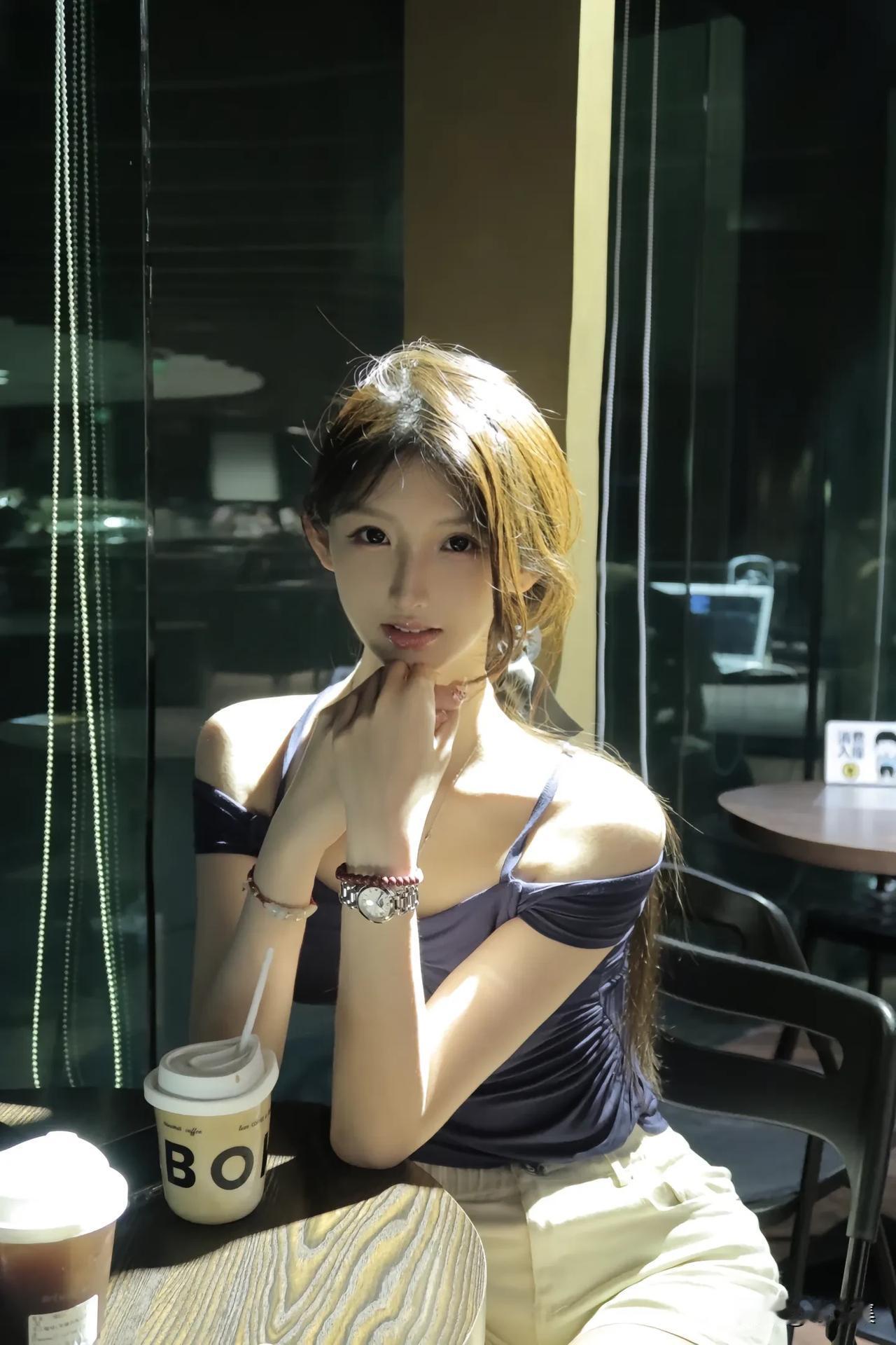 阳光下的美丽身影