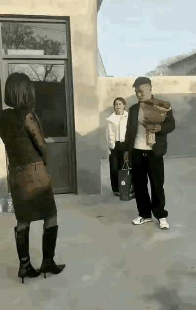 媒婆：你刚从东莞回来？小伙：嗯！媒婆：缘分呐！姑娘也刚从那儿回来小伙：长得