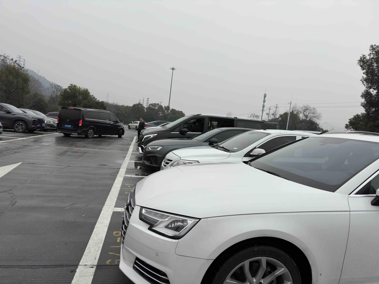 今天出门打车，打到了一辆油车。师傅让我坐在副驾驶室，我便跟他聊了起来。我问他