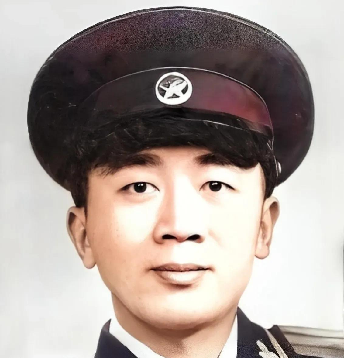 1942年，日伪军一师长派人给粟裕送了一包烟。那包贴着