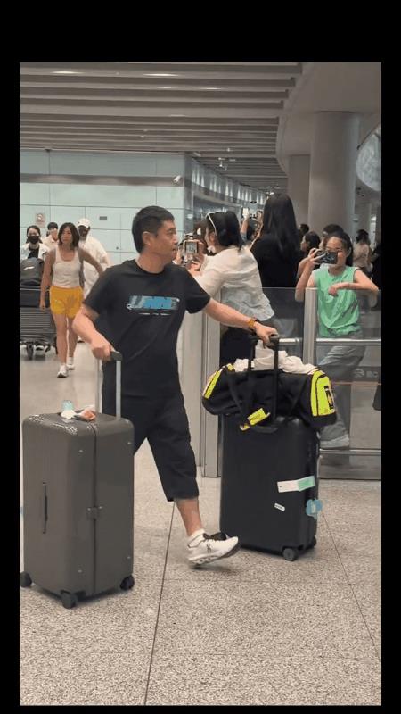 国乒大部队平安到达北京，没有看到莎莎！！[微笑]coco，德华，佳佳一起走出来