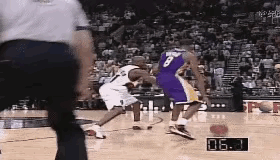 科比的神仙球，其实他第一下完全可以造个犯规，三罚就有了