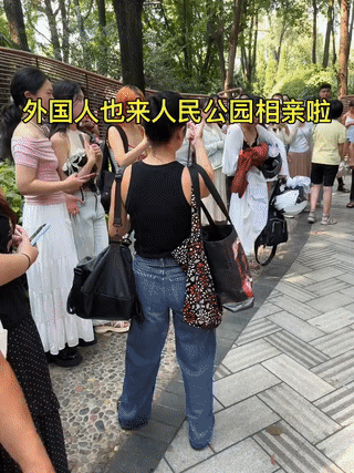 有几个外国年轻小伙在人民公园里的“相亲角”征婚相亲，寻找女朋友。他们一出现在现