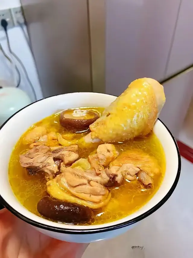 刚结婚的时候，婆婆炖了一锅鸡汤。​两个鸡腿，一个给了公公，一个给了老公。我盛汤