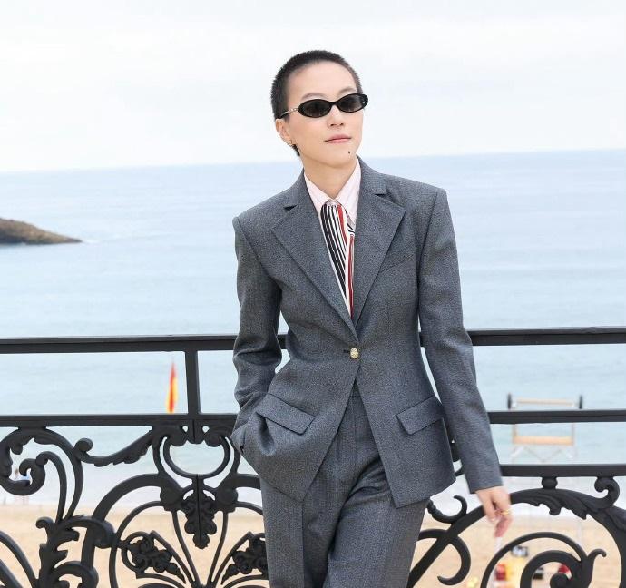 今天窦靖童在比亚里茨出席时尚活动，她这次穿了一身灰色的西装，看上去很有中性时尚范