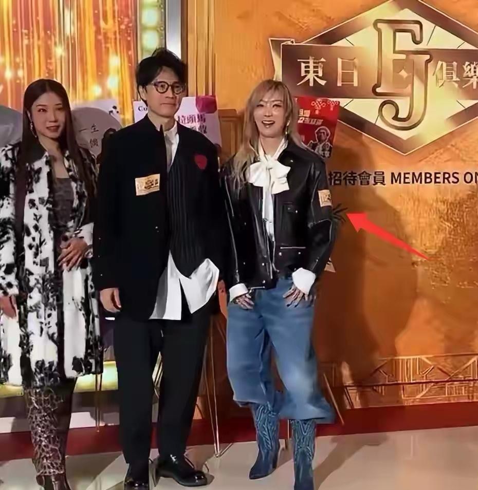 53岁郑秀文现身香港，脸圆还红肿打扮另类，这么多年感觉就没穿正常过