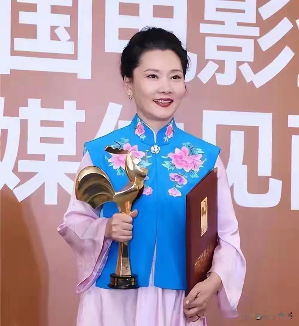 她因长相太美无人敢追，父亲为她终身不娶，她的魅力究竟有多大？六十岁站在金鸡