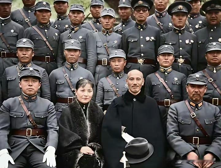 1936年10月，蒋介石借“避寿”之名在洛阳庆生，与夫人宋美龄同众要员合影。身