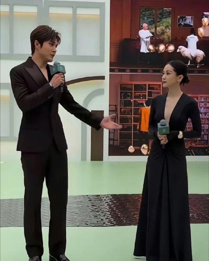 王子文这样和男人在一起有种娇滴滴的感觉！​​​