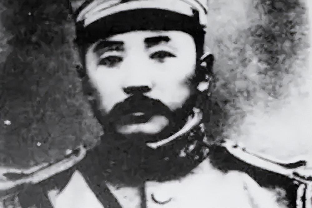 1921年，一辆黑色巨兽般的轿车驶入奉天城，车身上赫然印着一个"张"字。这辆车的