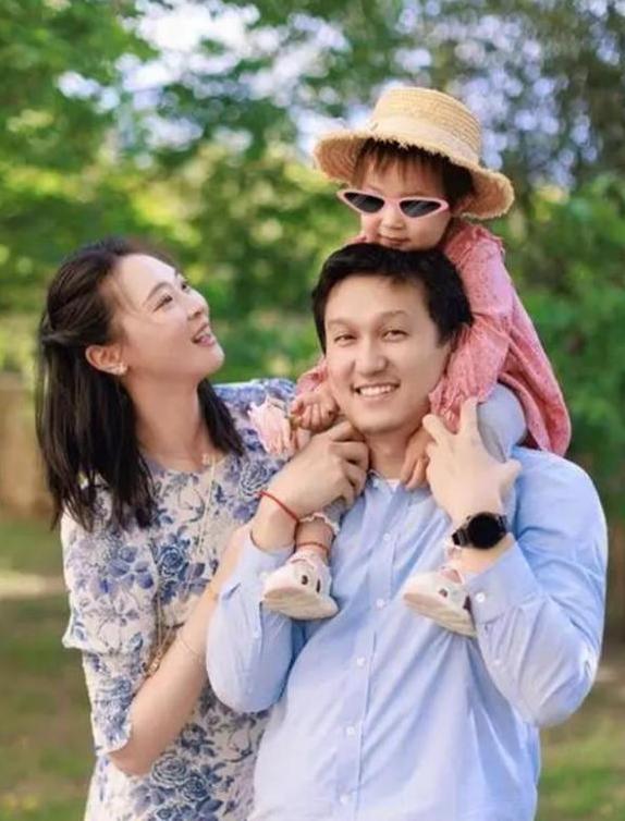 2018年，“排球女神”惠若琪嫁给了“北大才子”杨臻博。但婚后两年，他们却始终要