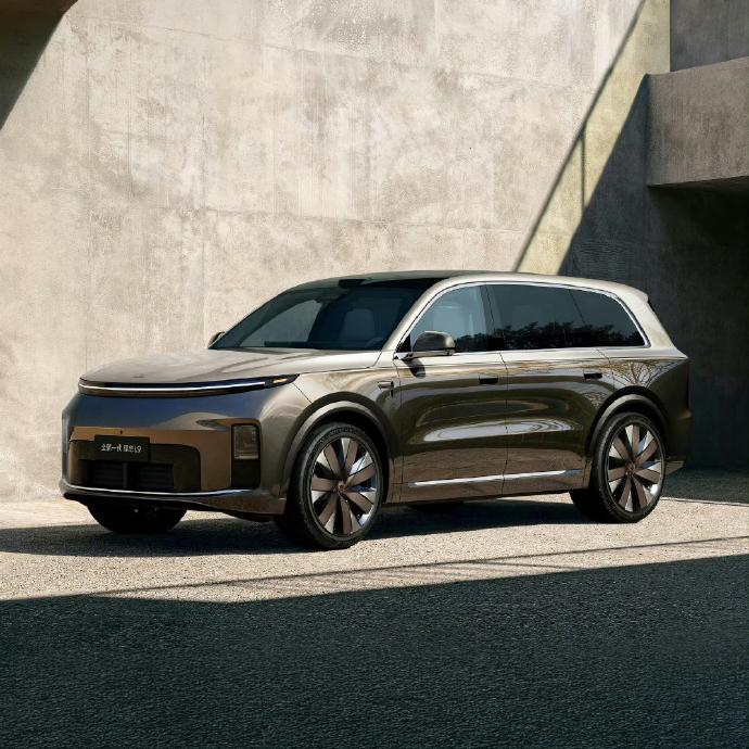 压力给到了问界M9，新一代理想L9来了，还有55.98万的L9Livis！6