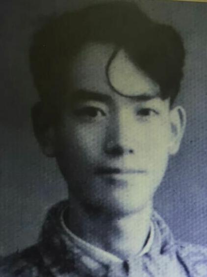 重庆渣滓洞看到，一眼就觉得好帅，伪装身份是演员，因叛徒出卖被捕。程谦谋