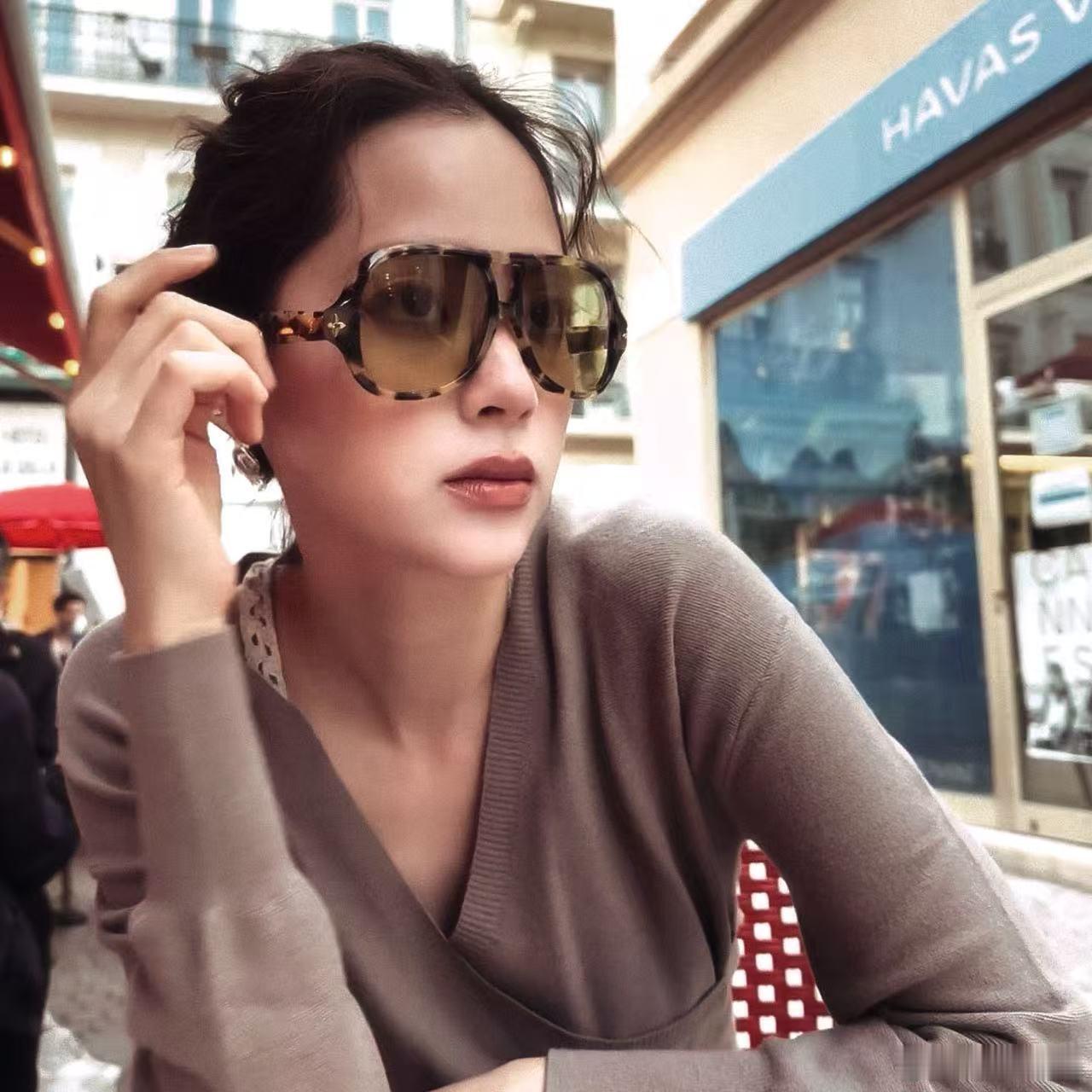 欧阳娜娜欧阳娜娜说坚持手搓流水线出来的东西终究缺少温度，亲手用心构思创作出来的