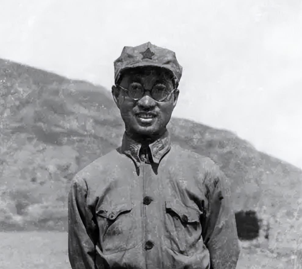 1931年，反“围剿”大捷后，红12师师长陈赓把红36团团长徐海东喊来，假装严肃