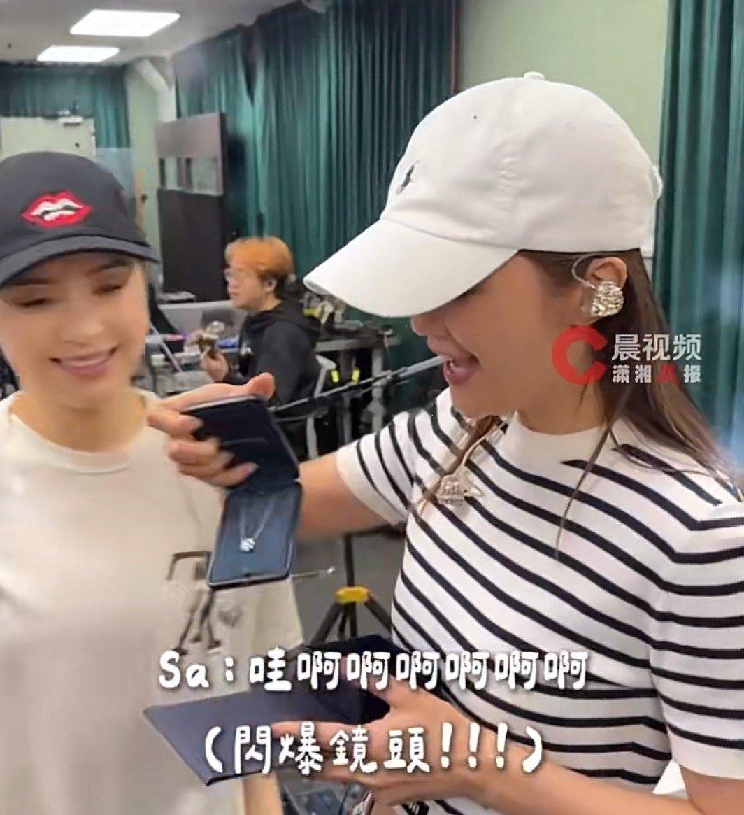 阿娇亲手为阿Sa戴上定制的钻石项链，承载着25年情谊的新婚礼物真的太戳泪点了！项