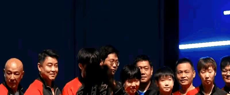 我们只猜到了开始，却没有能猜对结果！世乒赛大合照那晚，莎莎和大头为了挨着