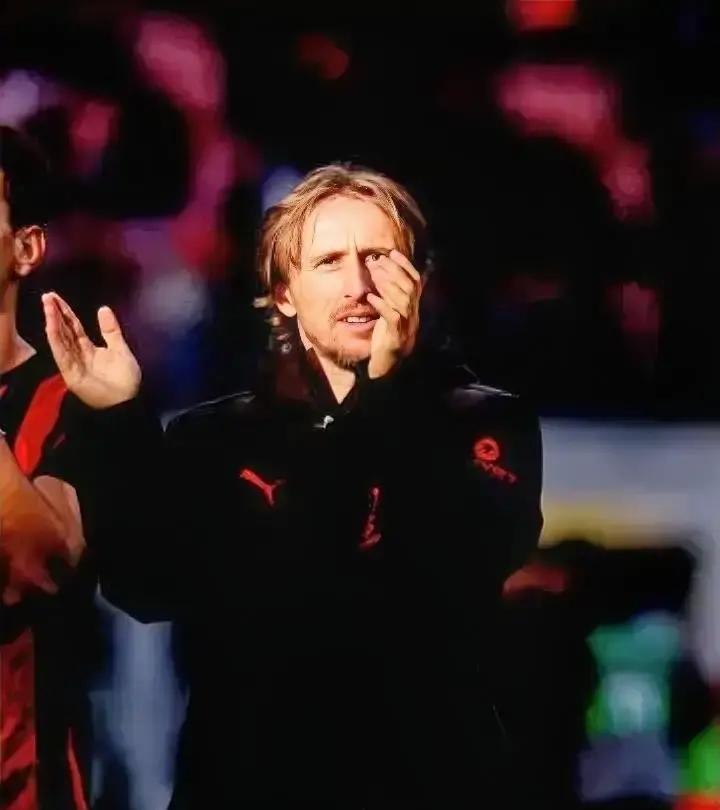 3-0夜，魔笛60分钟打卡下班米兰球迷群里刷屏一句话：老莫还能跑。3