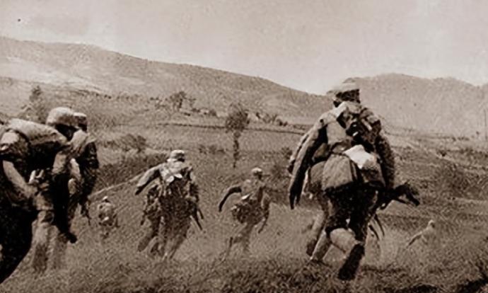 1941年，八路军特务团把守黄崖洞，日军出人意料地从后方断崖上来，防守优势顿无，