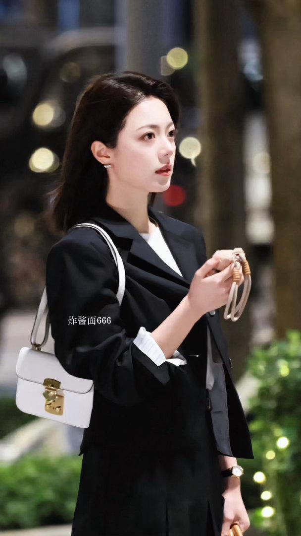 赵今麦湿发皮衣赵今麦短发帅到我了湿发搭配硬朗皮衣，利落短发衬出清晰下颌线，冷感