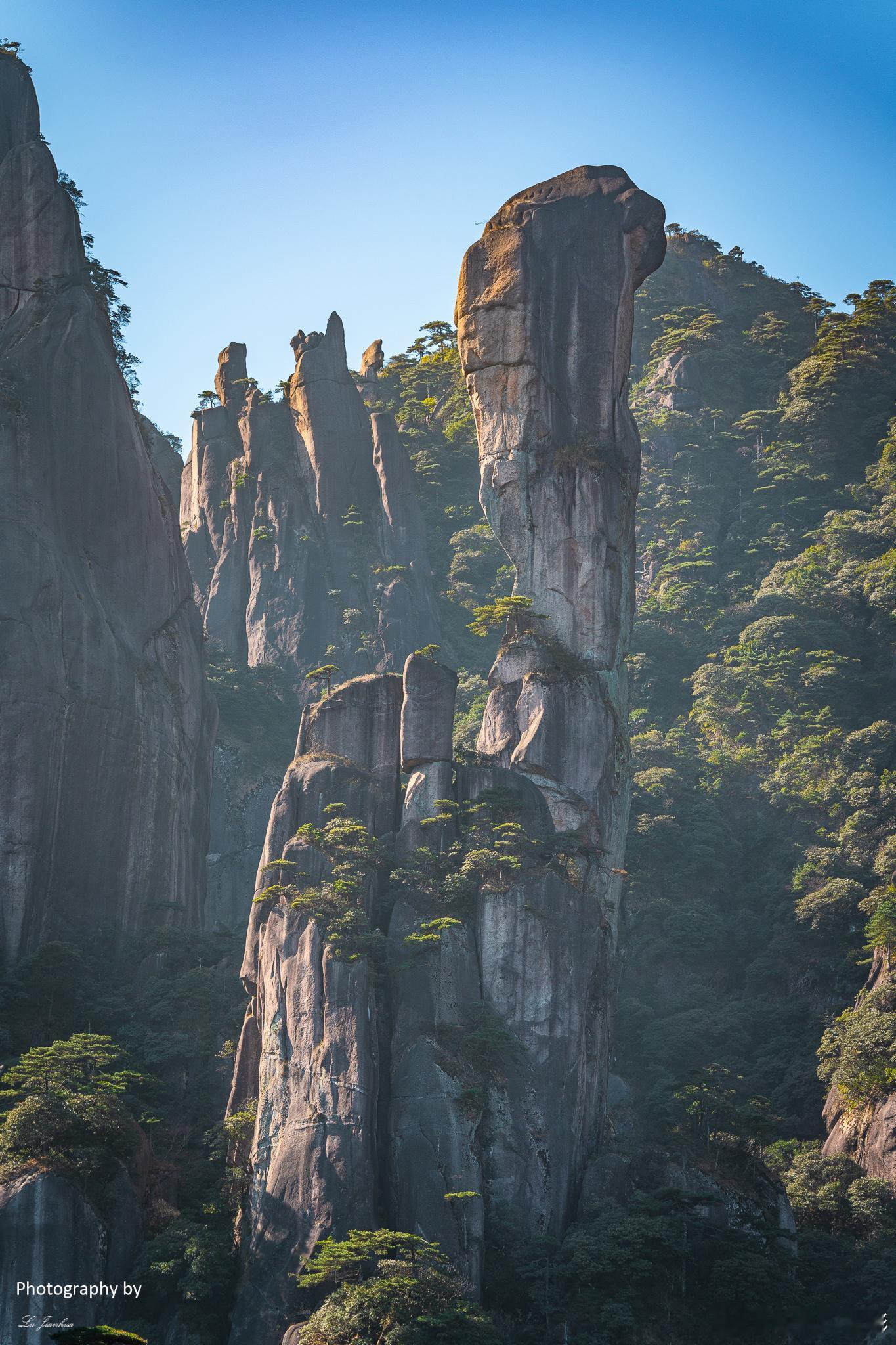 江西上饶三清山的“巨蟒出山”景观，为三清山绝景之一。它是一根垂直高度达128米的