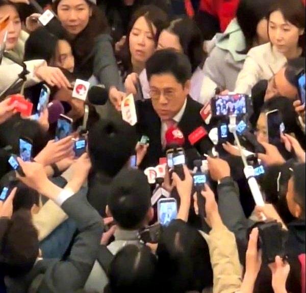 一走出门口，记者瞬间把他围得动弹不得——霍启刚这热度，真不是开玩笑。他说202