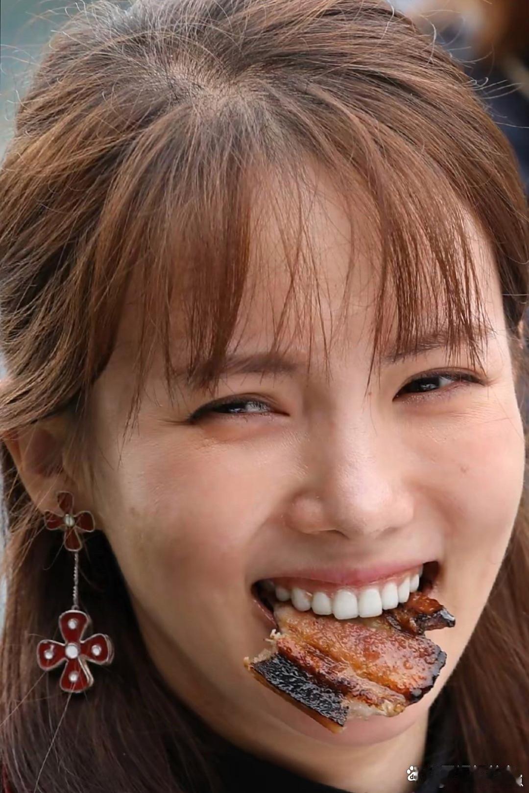 金晨的牙齿也太绝了!又白又整齐,笑起来的时候格外亮眼,直接为她的颜值和气质加分不